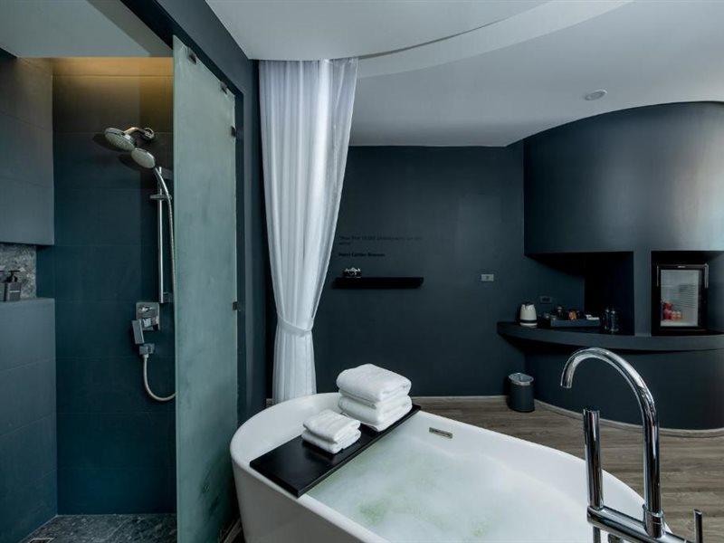 Foto Hotel Phuket Beachfront Екстериор снимка Bathroom