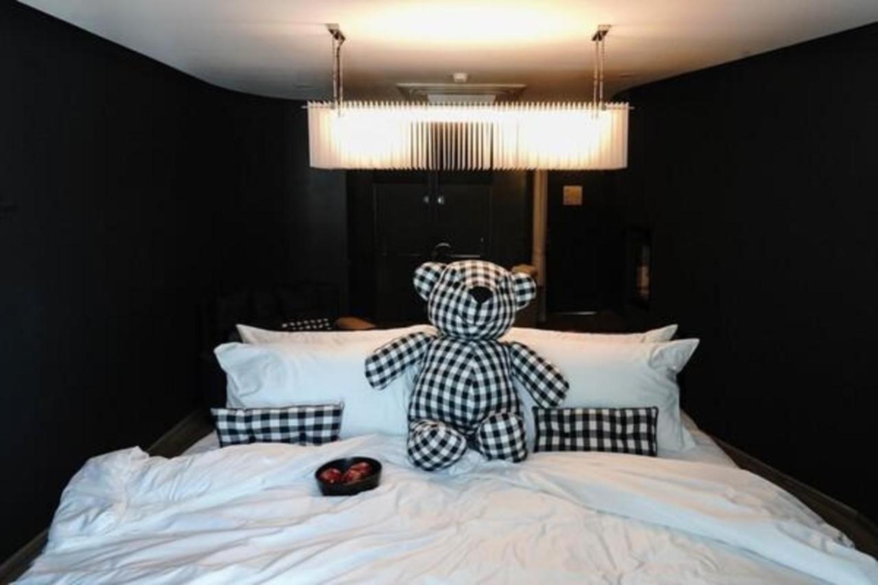 Foto Hotel Phuket Beachfront Екстериор снимка The Bear Suite
