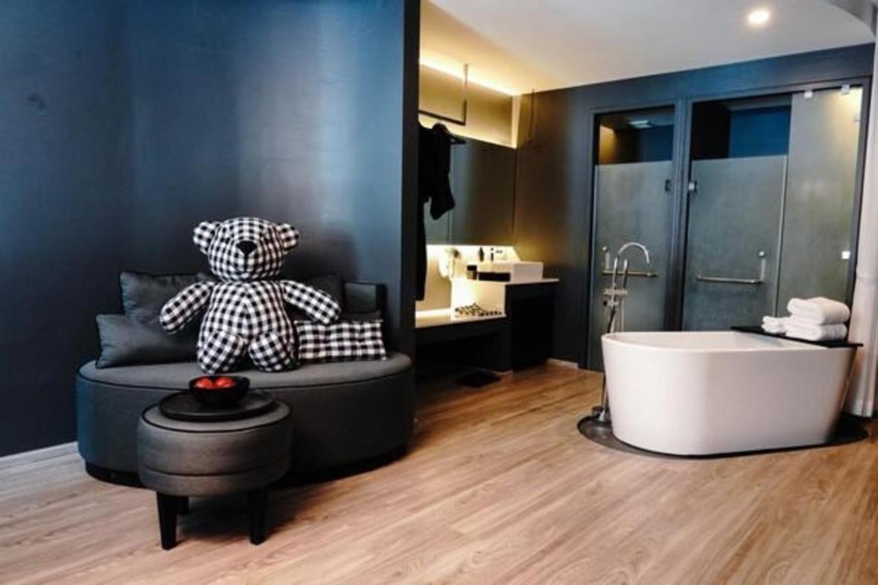 Foto Hotel Phuket Beachfront Екстериор снимка Bathroom