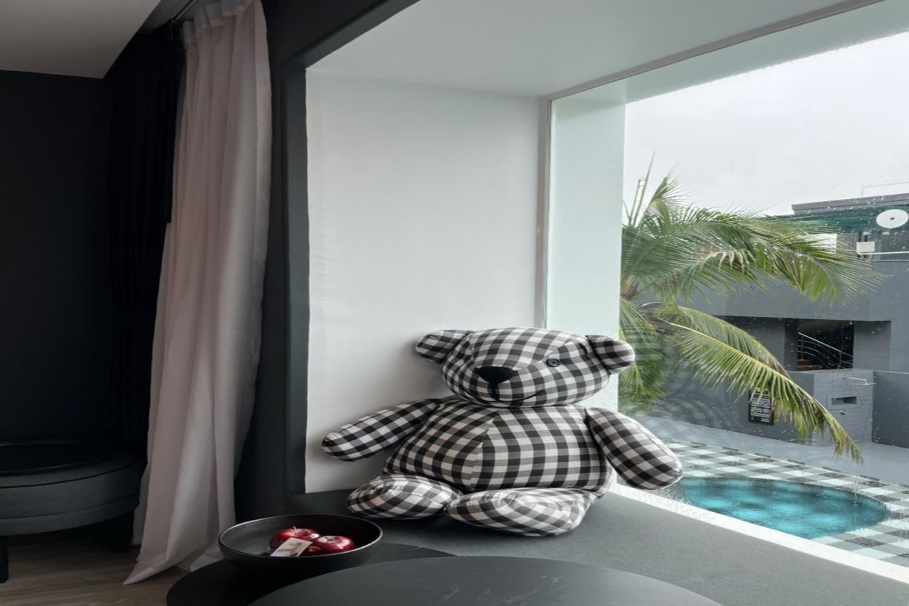 Foto Hotel Phuket Beachfront Екстериор снимка A window seat