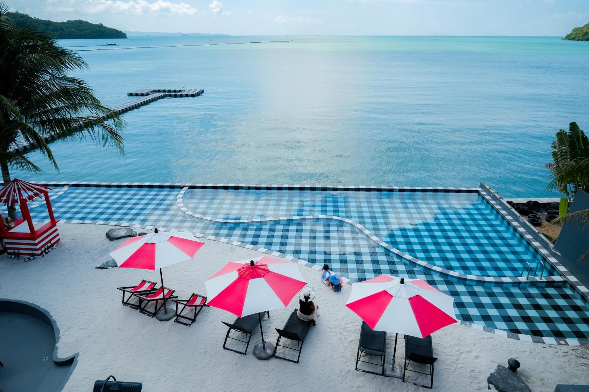 Foto Hotel Phuket Beachfront Екстериор снимка View of the Andaman Sea from the hotel