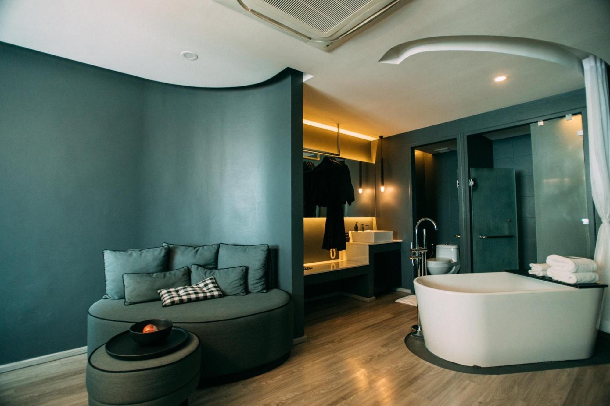 Foto Hotel Phuket Beachfront Екстериор снимка A bathroom at the hotel