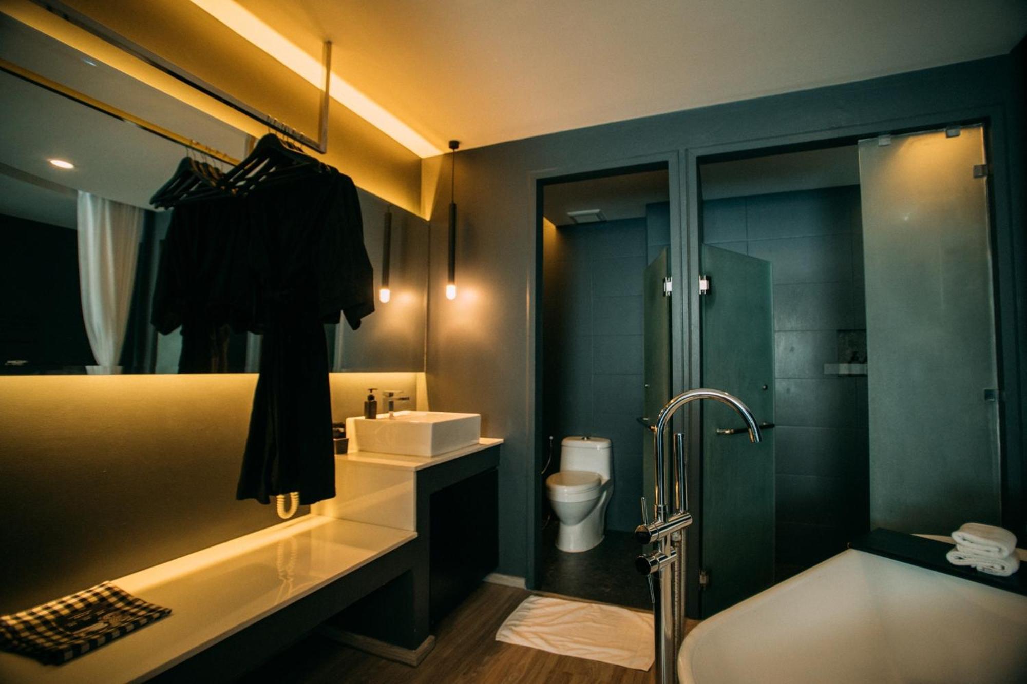 Foto Hotel Phuket Beachfront Екстериор снимка Bathroom